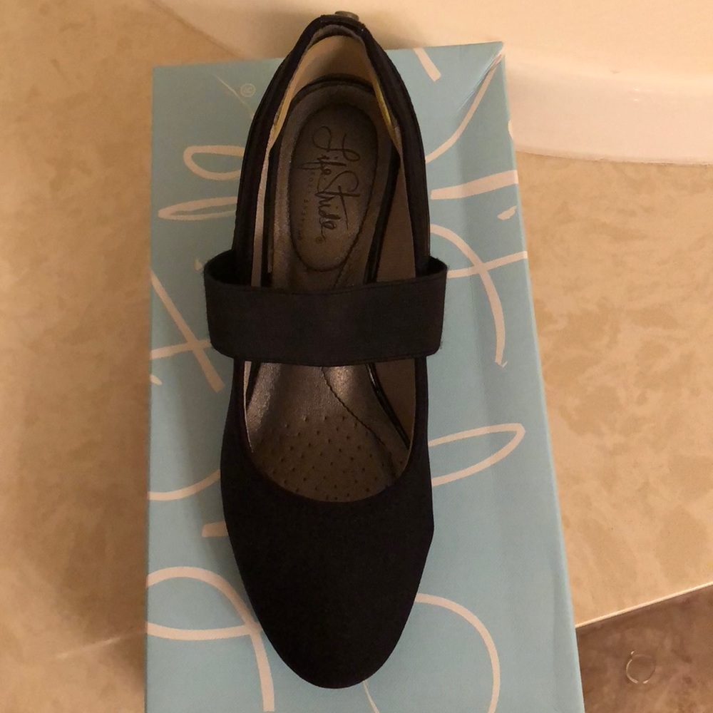 Life Stride Mary Jane shoes with wedge heel. Blk